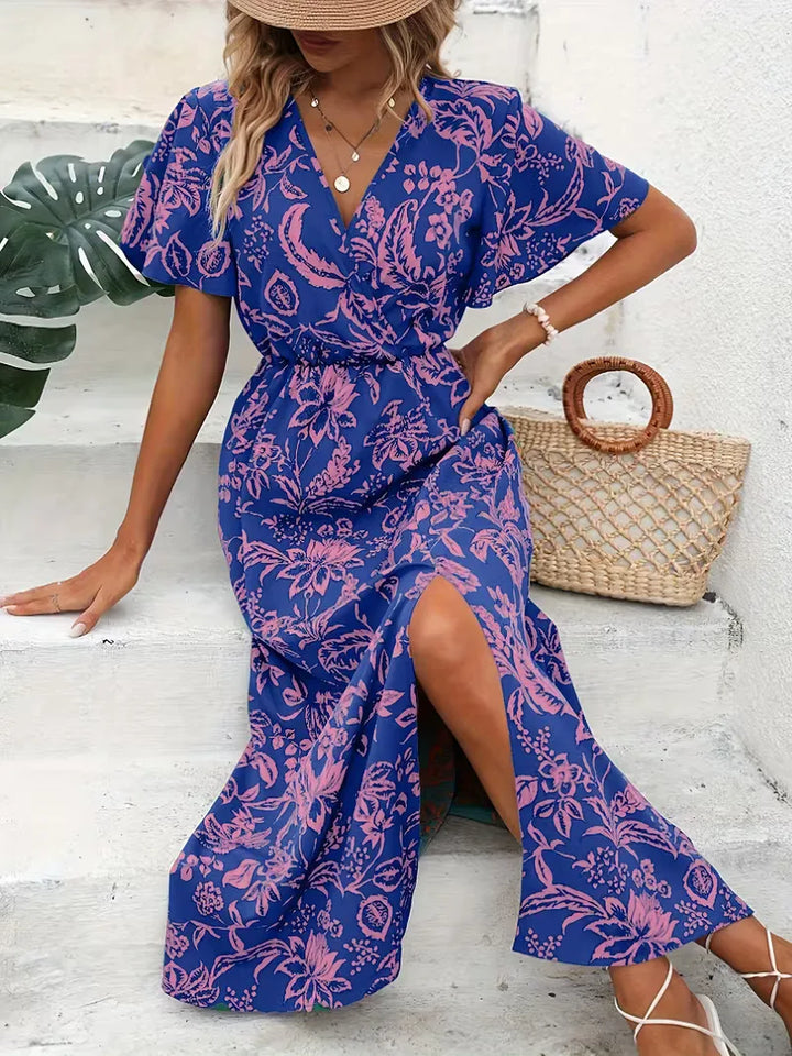 Vestido feminino de verão floral roxo. Estampa bohemia, midi, fenda lateral, manga curta, decote V.