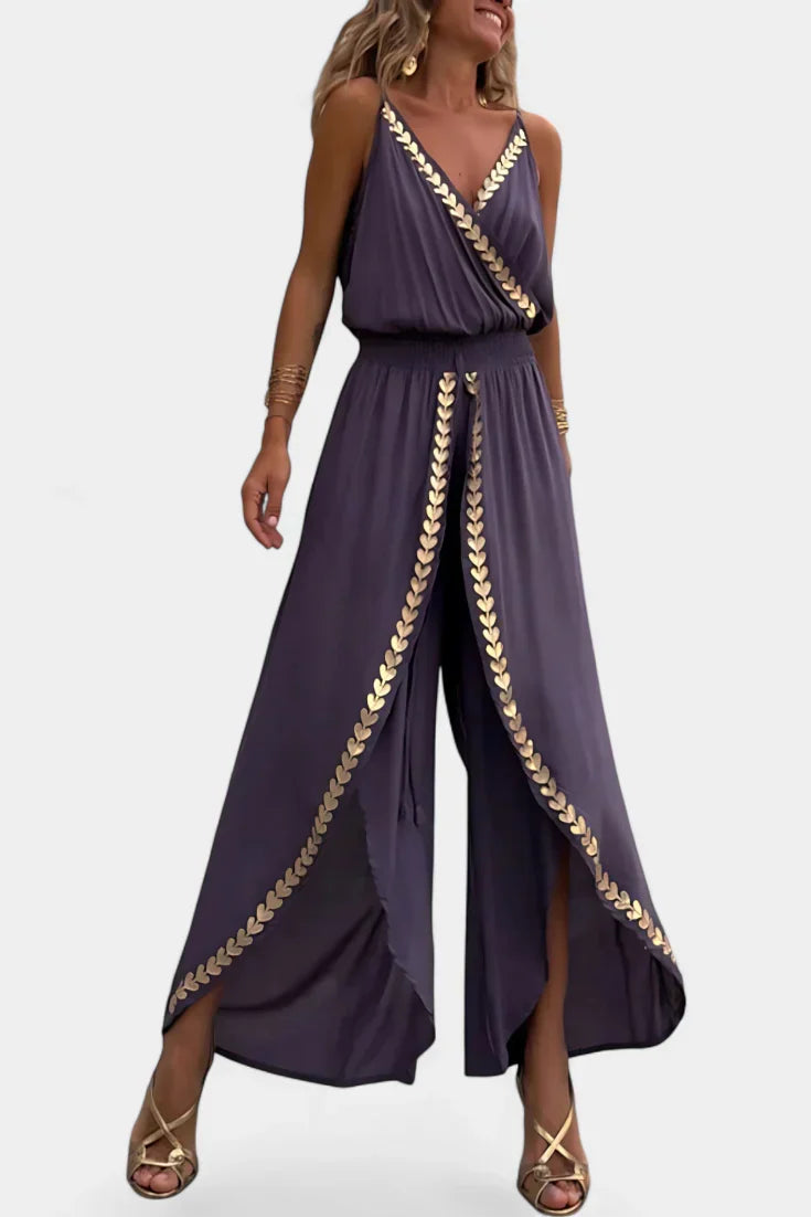 Macacão feminino elegante com decote cruzado, detalhes dourados e costas abertas, perfeito para verão e férias.