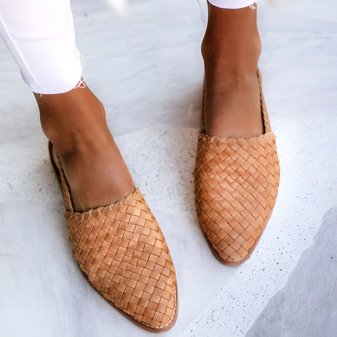 Sandália feminina trançada de verão em cor neutra, ideal para um estilo casual e elegante. Conforto para seus pés.