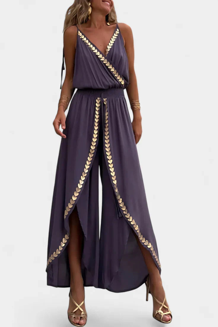 Macacão chique feminino com decote cruzado e detalhes dourados, ideal para ocasiões de verão e primavera.