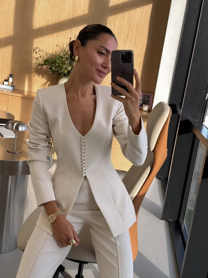 Blazer feminino elegante de alfaiataria, corte impecável, ideal para escritório e moda social sofisticada.