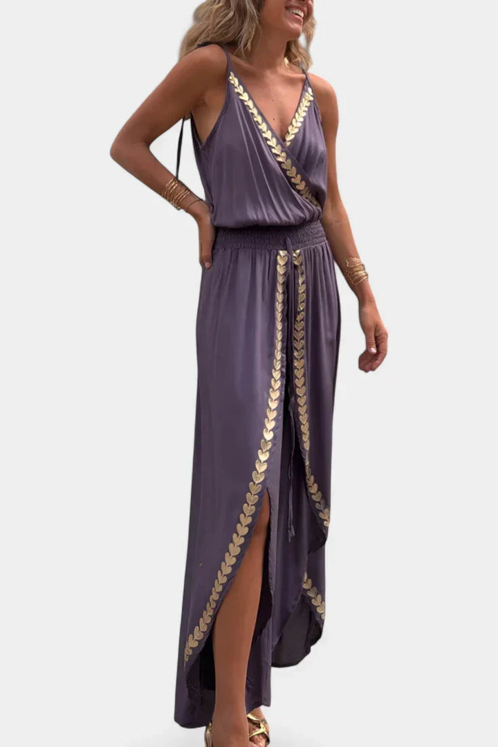 Macacão feminino com decote cruzado elegante e costas abertas, detalhes dourados, roupa confortável de verão.