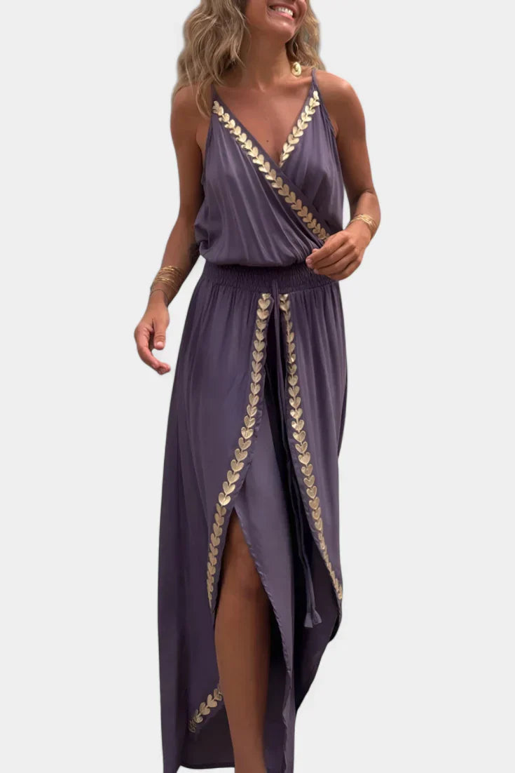 Macacão elegante para verão e férias, feminino, com decote cruzado, toques dourados, estilo chique e casual.