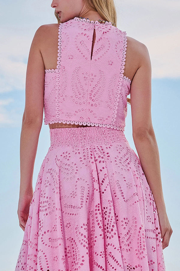 Look casual feminino: saia midi bordada e top cropped, ideal para passeios de férias.