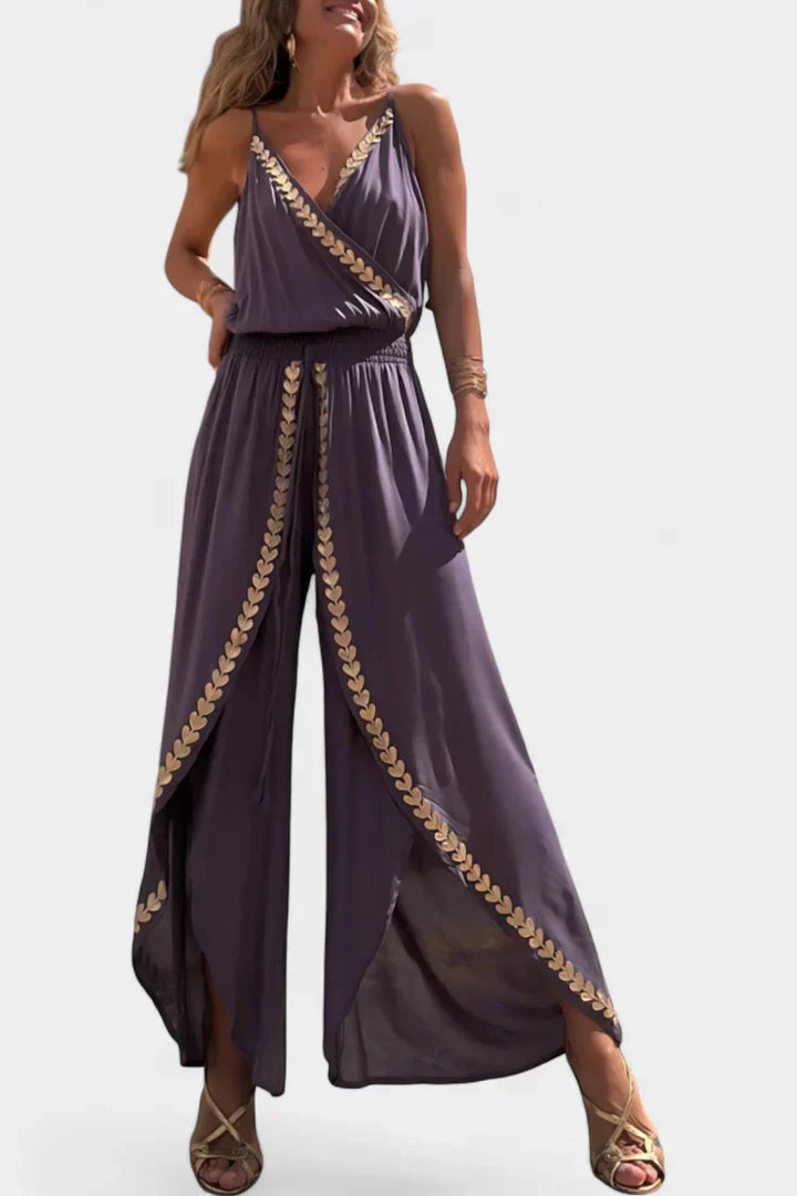 Macacão feminino confortável e elegante, decote cruzado, detalhes dourados, ideal para primavera e casual chique.