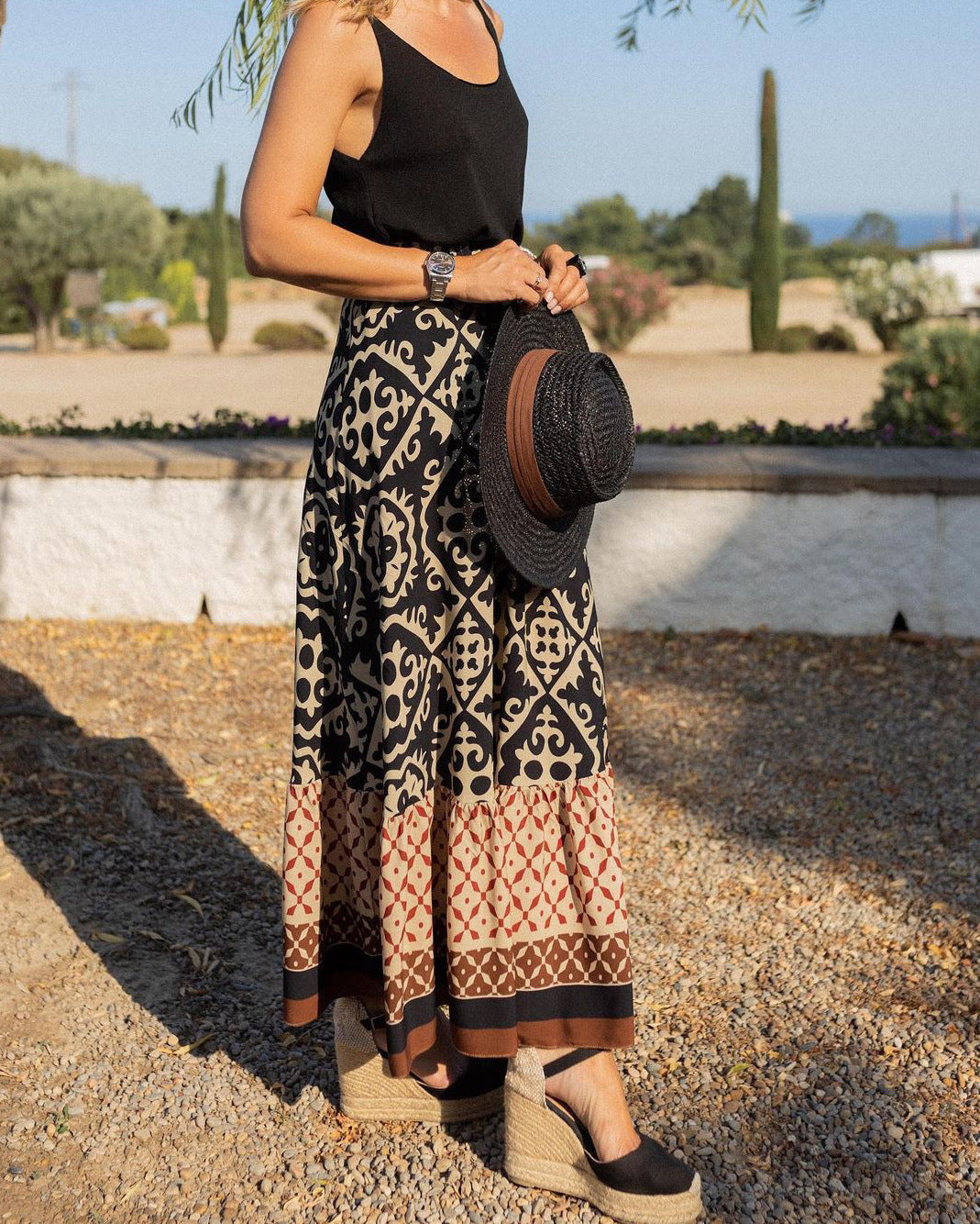 Saia fluida feminina estampada com padrões vibrantes, estilo boho chic, perfeita para dias quentes de verão.