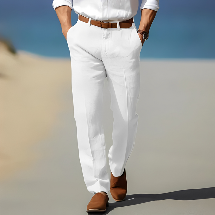 Calça masculina azul descontraída no tornozelo, perfeita para moda casual de verão e conforto diário.