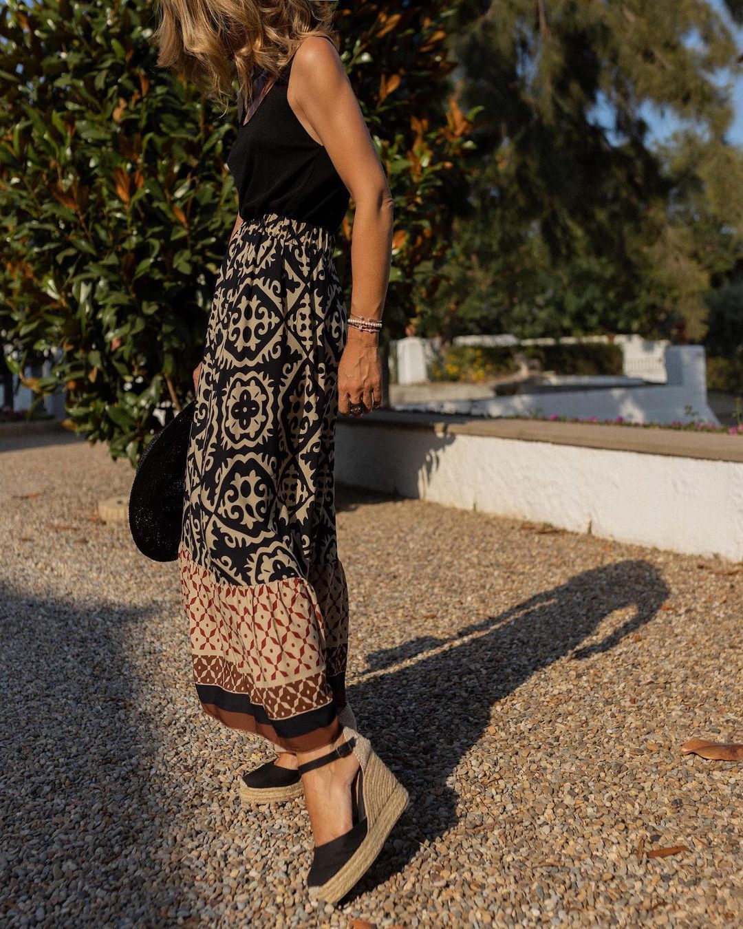 Saia feminina casual maxi boho para o verão, fluida e confortável, com estampa vibrante. Roupa feminina ideal.