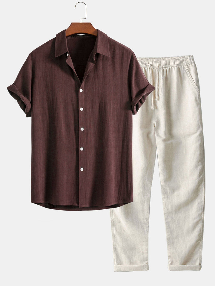 Conjunto masculino confortável para verão, com camisa manga curta e calça fluida. Perfeito para relaxar.