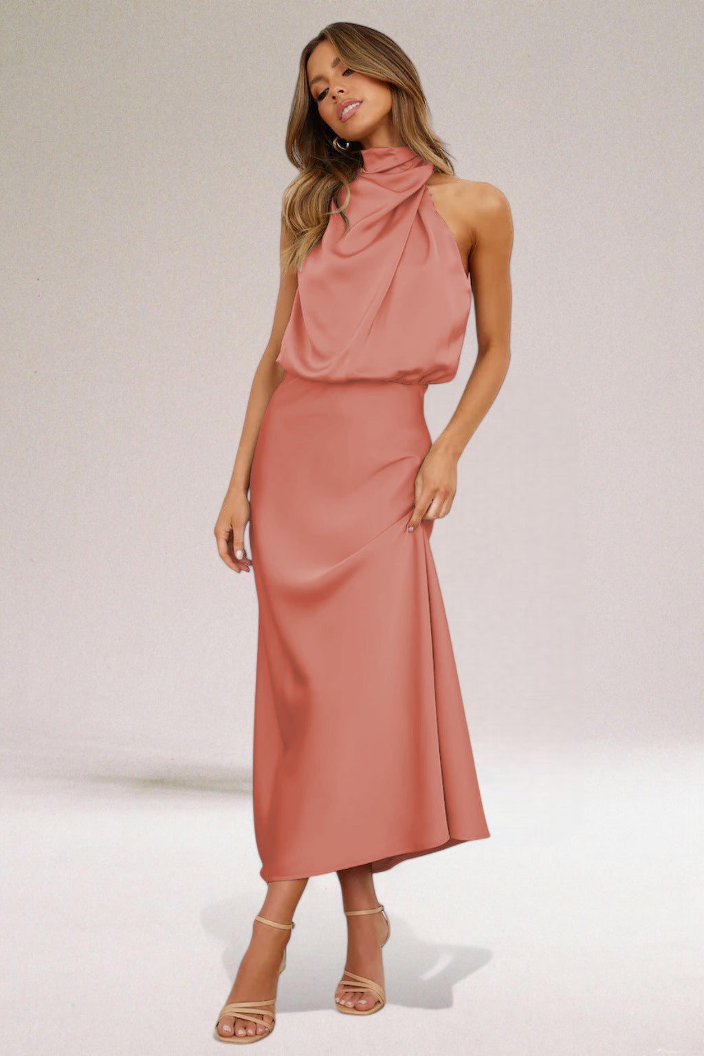 Vestido de mulher chic com decote halter para noite especial, estilo moderno e cores vibrantes.