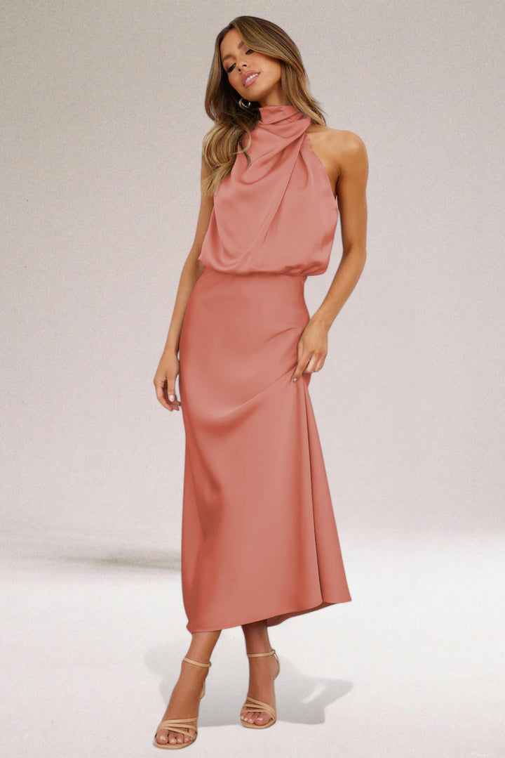 Vestido de mulher chic com decote halter para noite especial, estilo moderno e cores vibrantes.