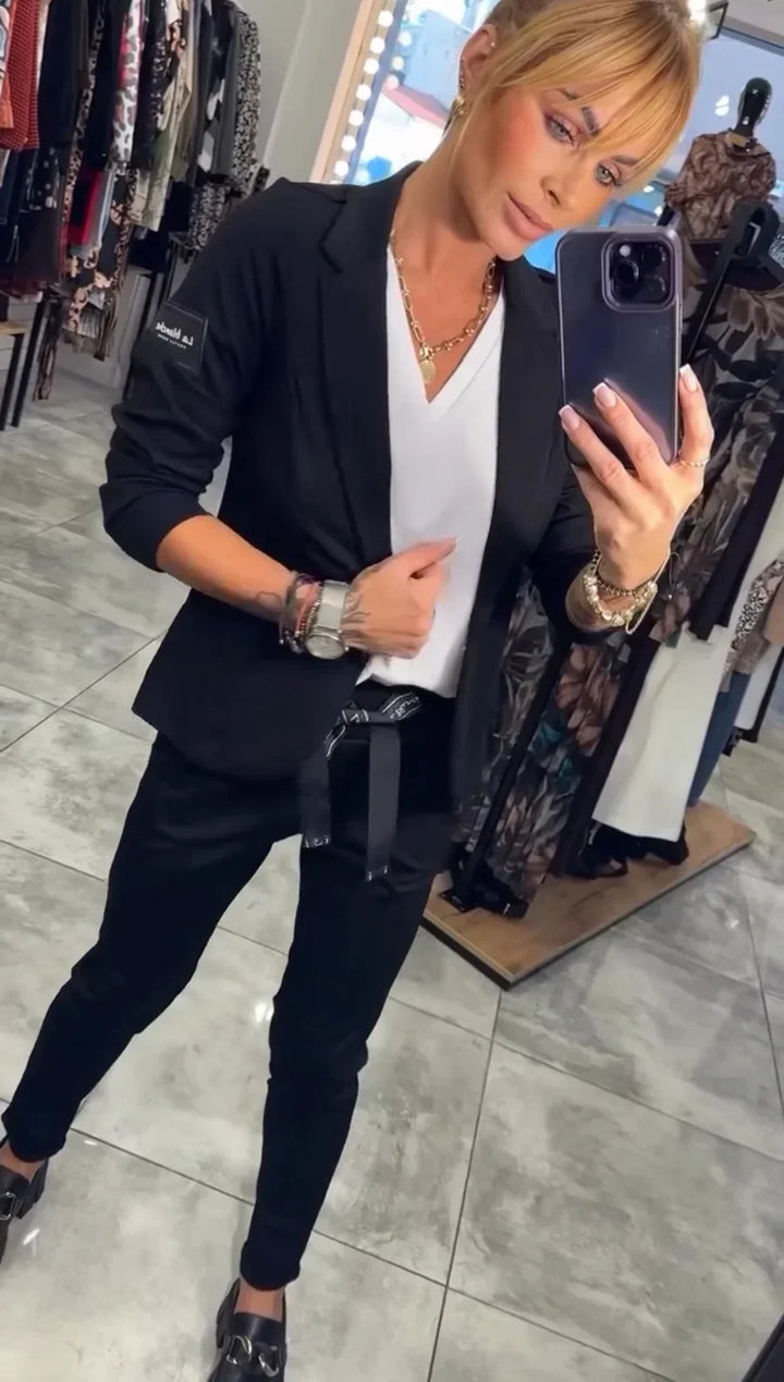 Conjunto feminino macio e elegante: jaqueta aberta e calça jogger para máximo conforto e estilo casual.