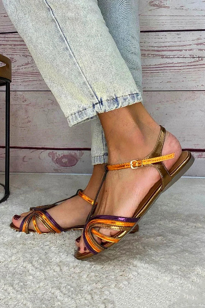 Calçado feminino dourado de verão: sandálias com fivela ajustável e tira vibrante multicolorida; moda feminina.