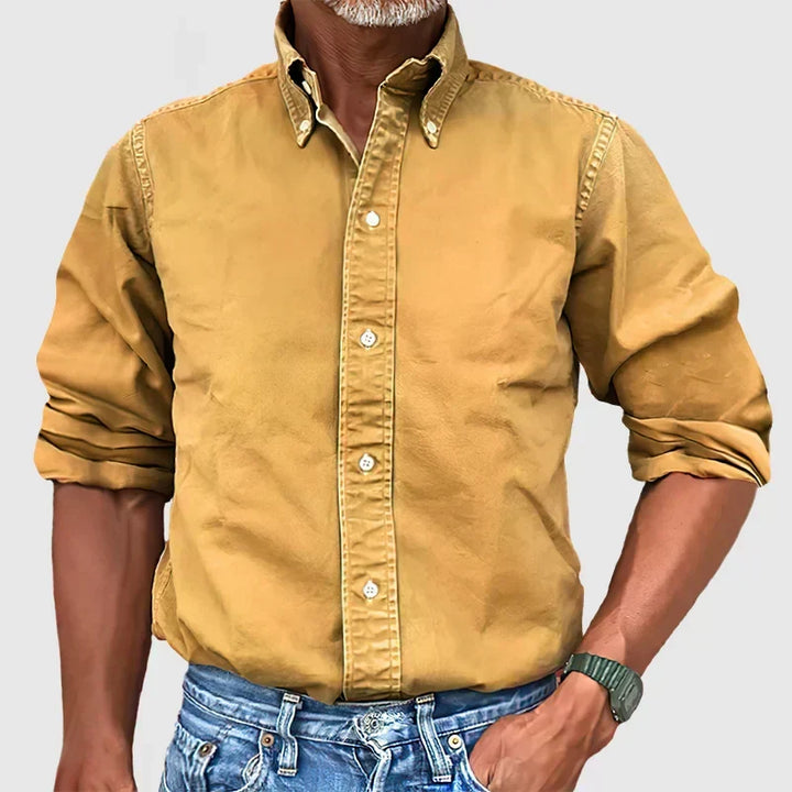 Top masculino vintage desgastado, a tendência da moda para um visual despojado e moderno.