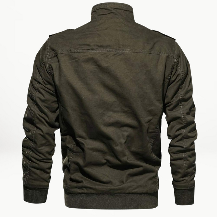 Roupa masculina de inverno: jaqueta com zíper frontal e bolsos, garantindo conforto e proteção contra o frio.