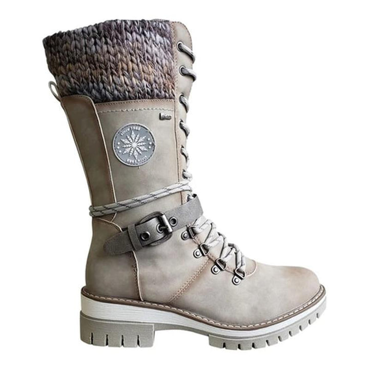 Bota feminina com cadarço, cano alto, impermeável, ideal para um look estiloso no inverno.