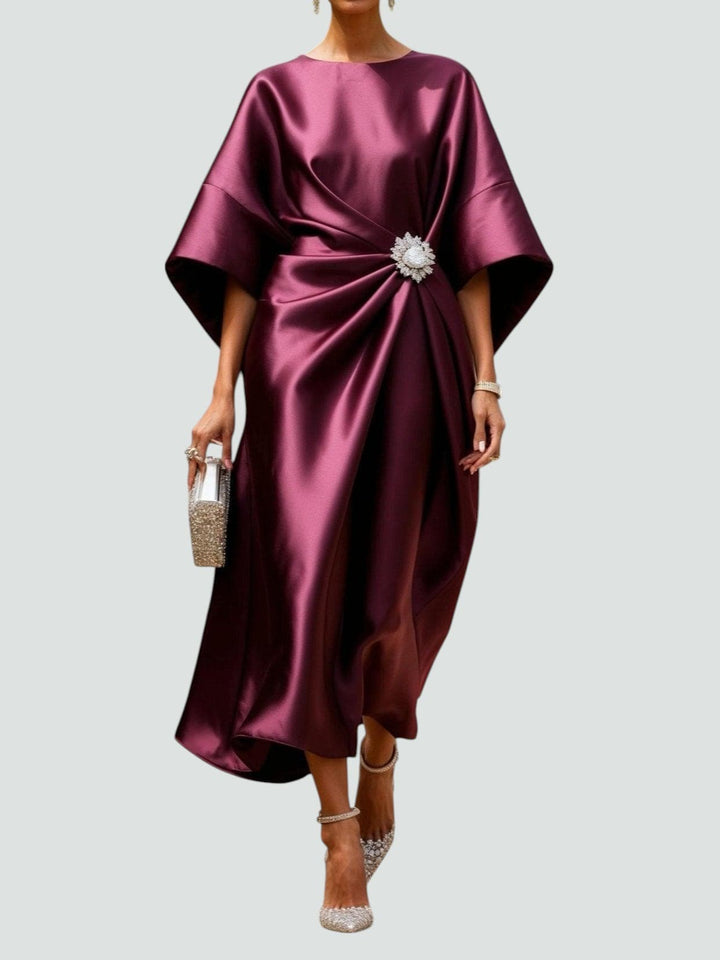 Vestido longo feminino atemporal para ocasiões especiais, como casamento e festa, com decote canoa. Roupa elegante.