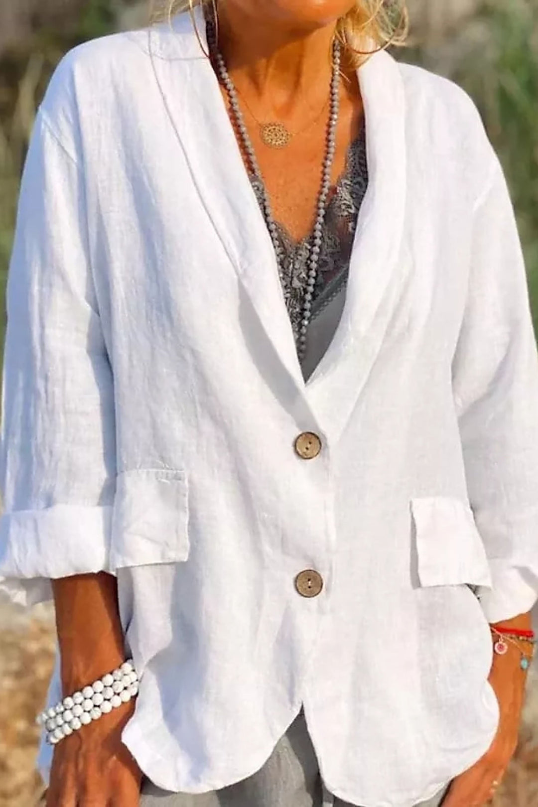 Blazer feminino leve e elegante para o verão, com botões, ideal para look casual ou escritório.