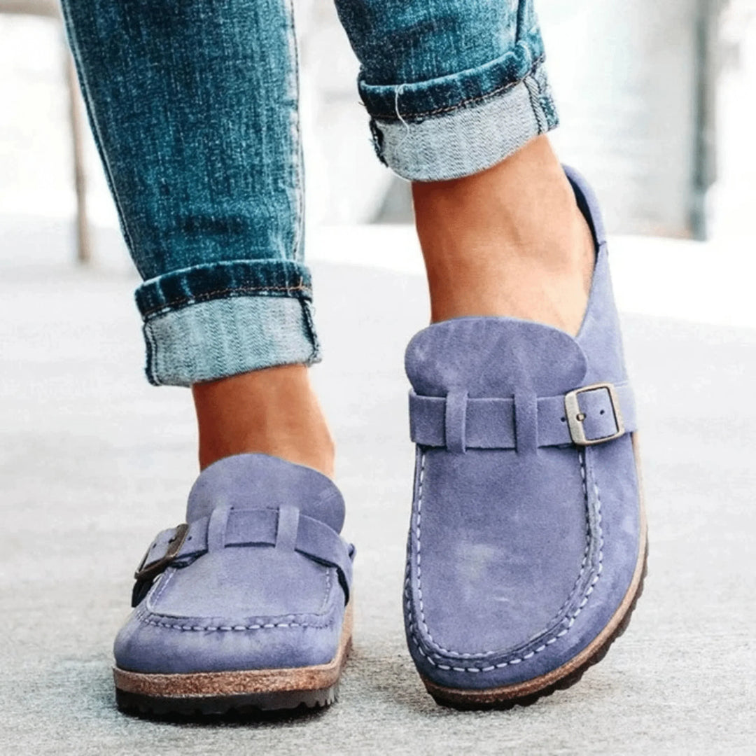 Sandália casual feminina com design ortopédico e espuma memória para máximo conforto e suporte ao caminhar.