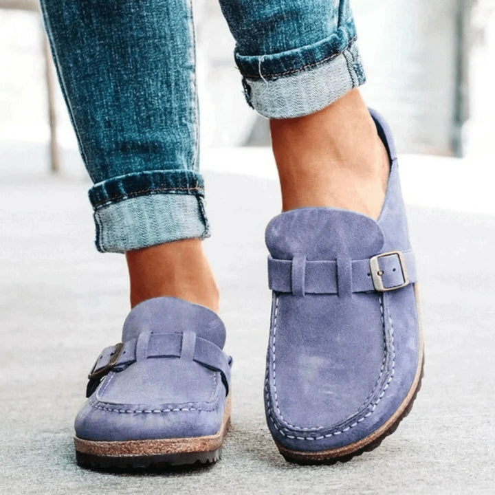 Sandália casual feminina com design ortopédico e espuma memória para máximo conforto e suporte ao caminhar.