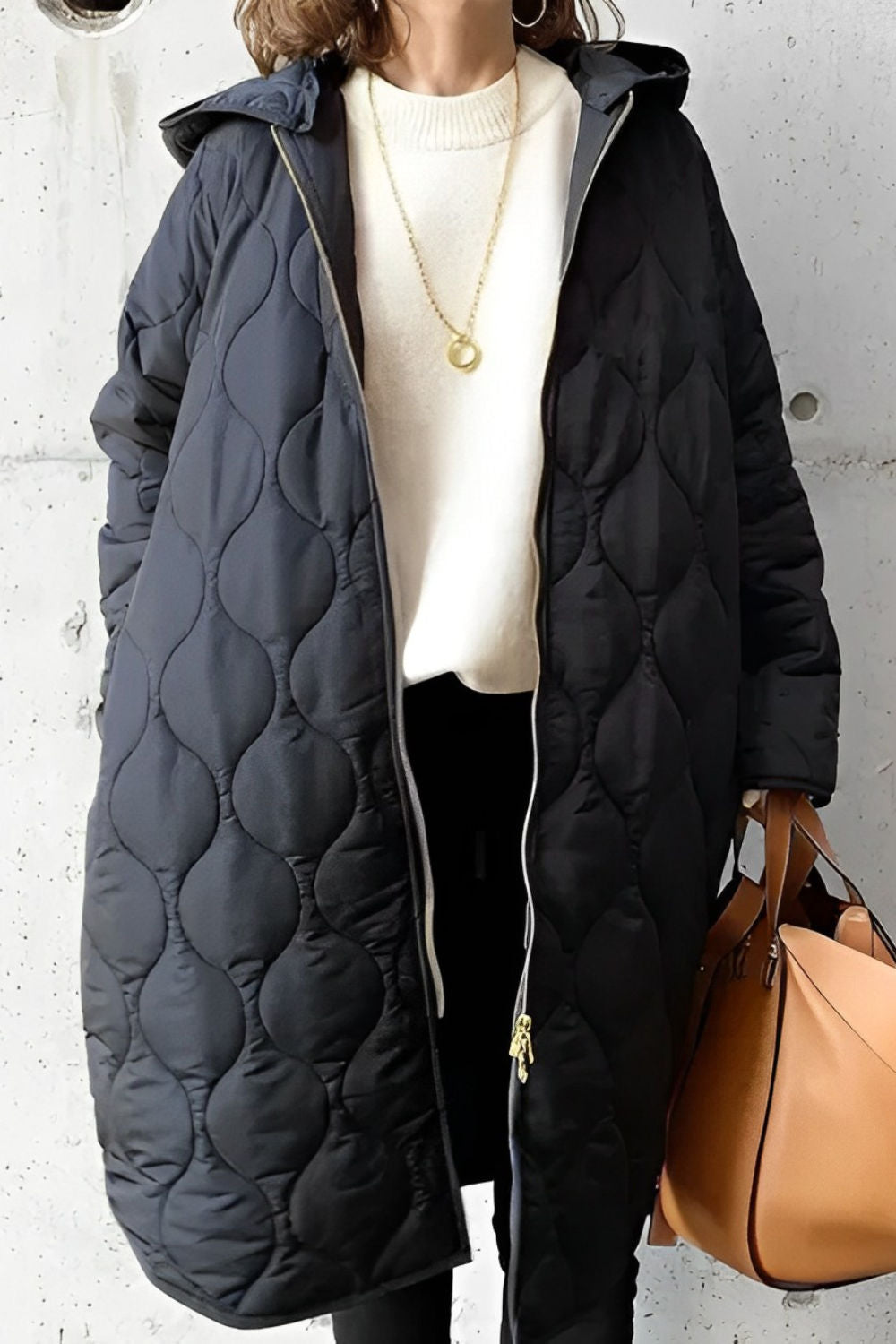 Mulher vestindo parka feminina estilosa com capuz no inverno. Casaco confortável para dias frios e moda outono.
