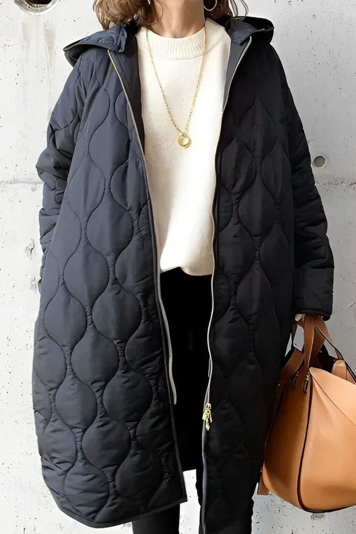 Mulher vestindo parka feminina estilosa com capuz no inverno. Casaco confortável para dias frios e moda outono.