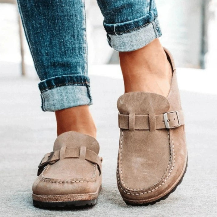 Detalhe: Sandália feminina com palmilha de espuma memória, oferecendo suporte plantar e conforto casual.