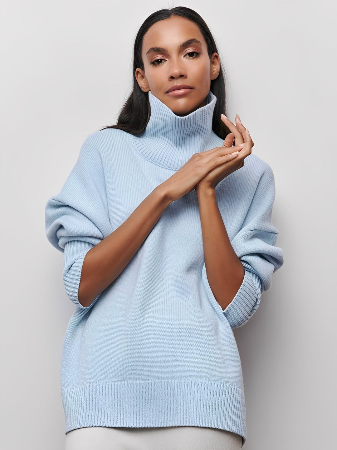 Suéter feminino Marva de gola alta, elegante e quente, ideal para o inverno.