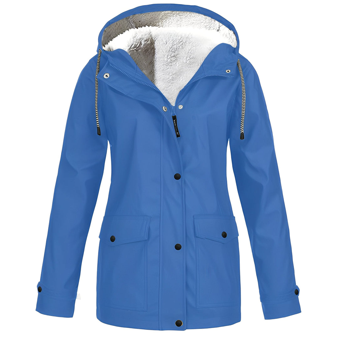 Mulher usando jaqueta feminina impermeável preta, ideal para proteção na chuva em outono e inverno.