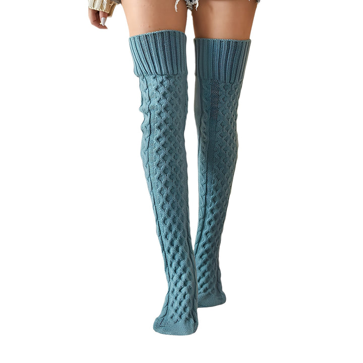 Par de meias femininas longas, macias e quentes. Essenciais para o conforto e a moda feminina nos dias frios de inverno.