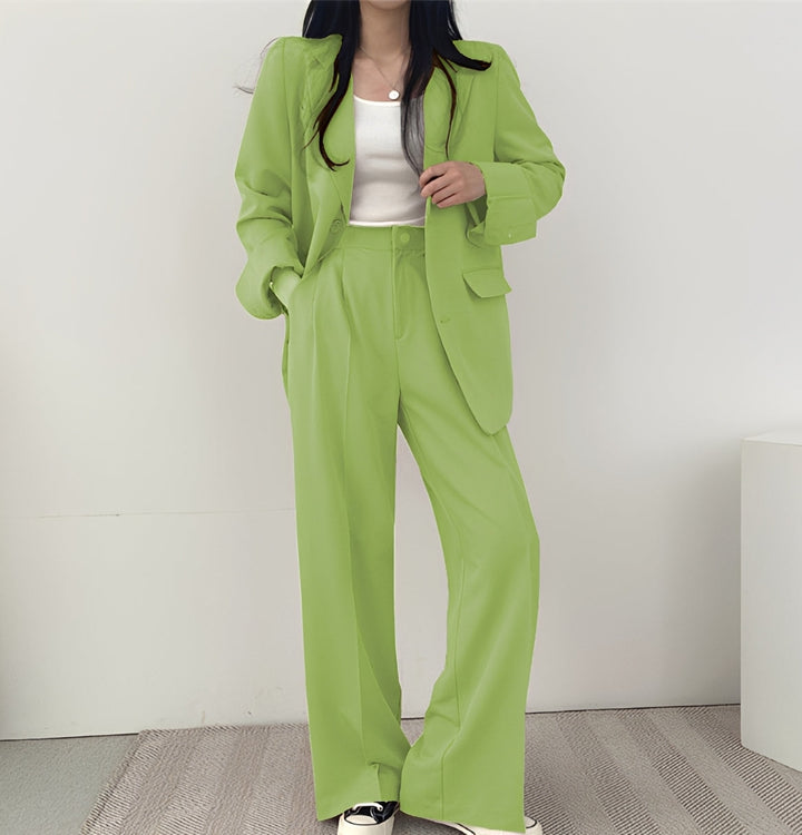 Conjunto feminino de alfaiataria solto, confortável e chique para eventos formais e casuais. Moda elegante.