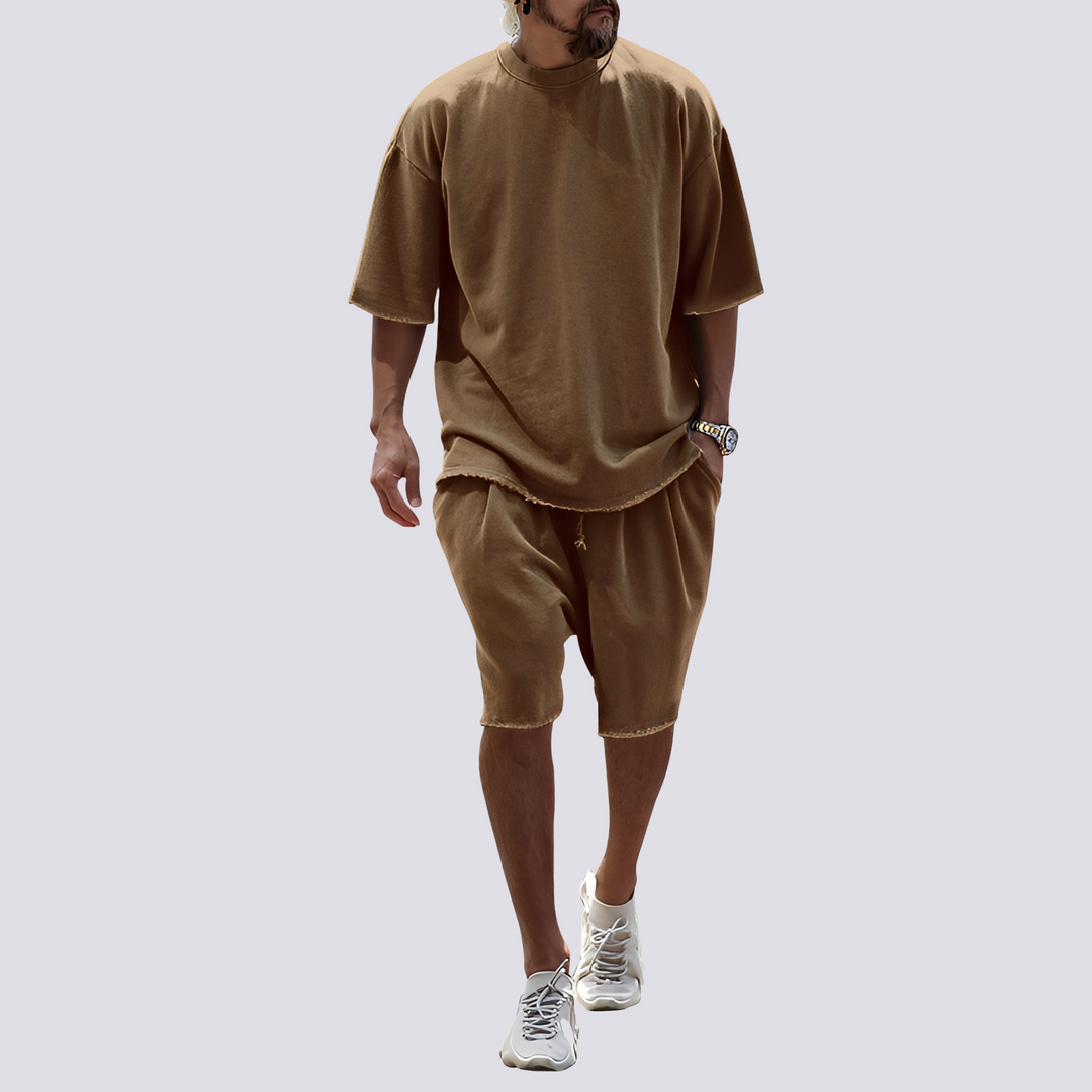 Moda masculina casual: conjunto solto e confortável para um verão cheio de estilo e praticidade.