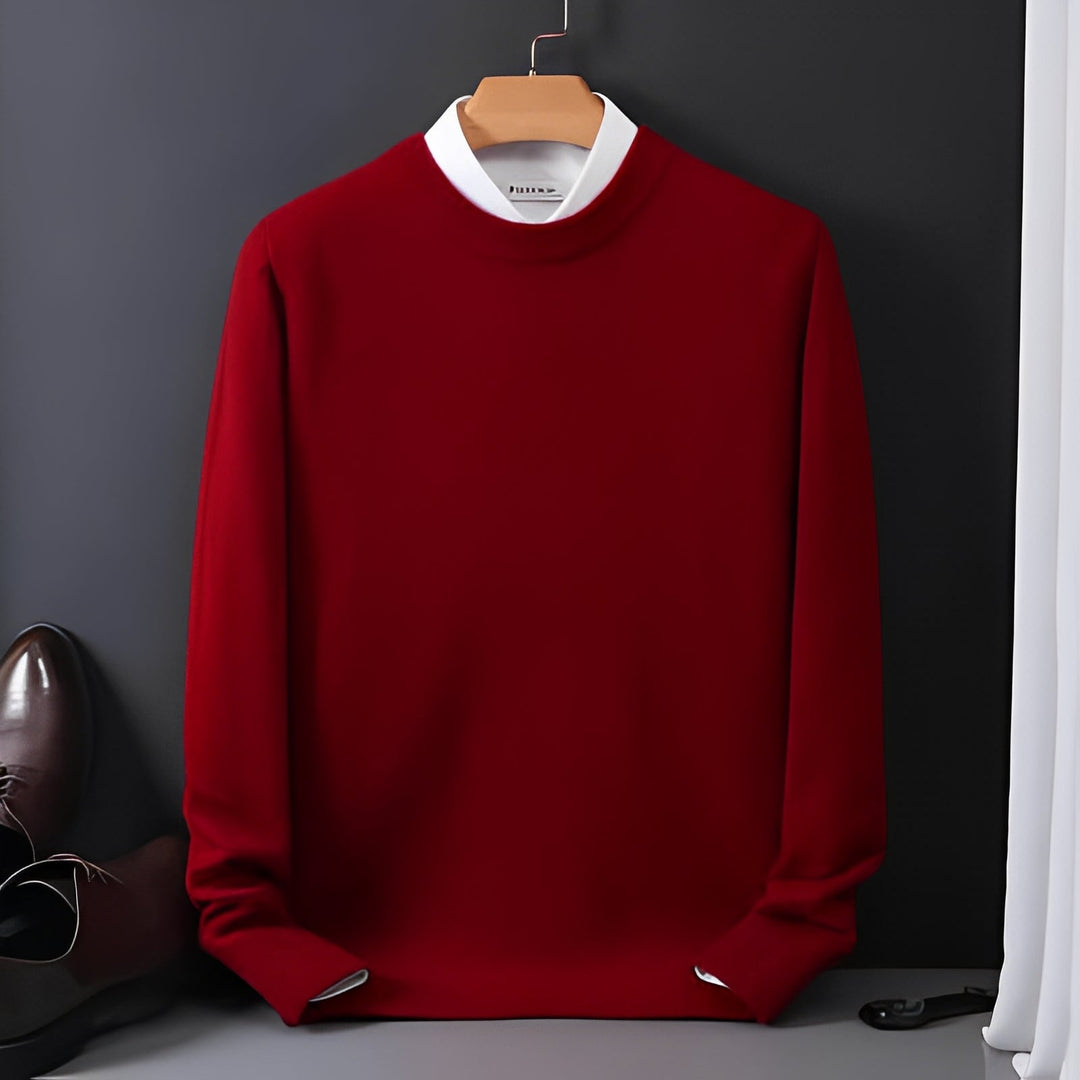 Homem estiloso com pulôver masculino casual azul marinho. Roupa masculina confortável para o dia a dia e outono.