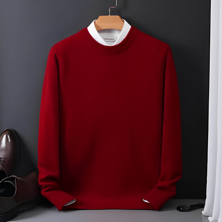 Homem estiloso com pulôver masculino casual azul marinho. Roupa masculina confortável para o dia a dia e outono.