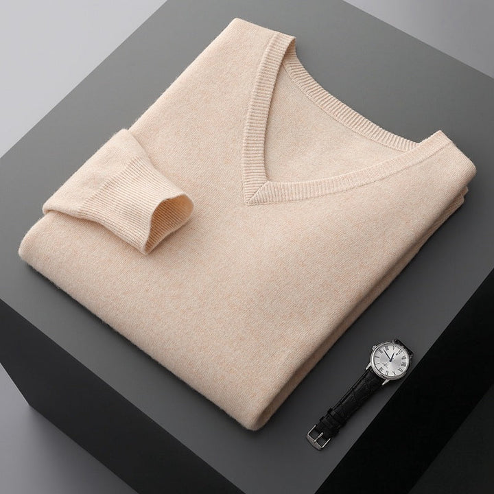 Suéter masculino clássico em malha macia, ideal para conforto e estilo versátil no outono e inverno.