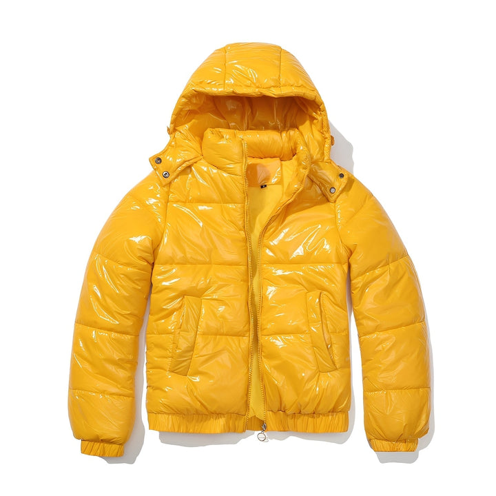 Moda feminina: casaco elegante com capuz brilhante, perfeito para o estilo urbano no inverno.
