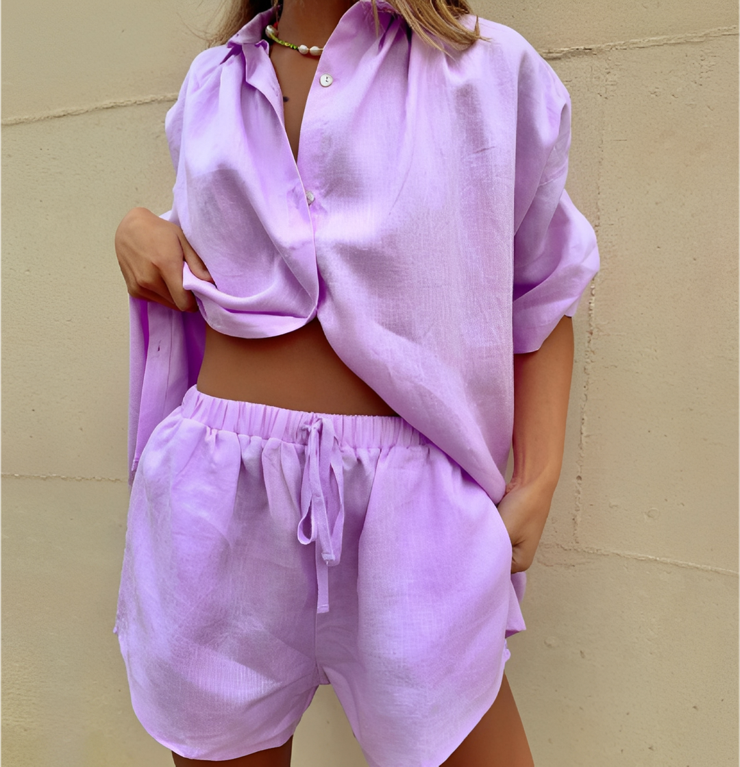 Conjunto de verão feminino casual com shorts e camisa solta. Roupa versátil para moda praia ou lazer.