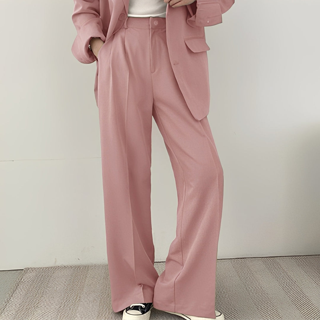 Vestuário feminino versátil Betty, perfeito como roupa social ou para um estilo casual chic elegante.