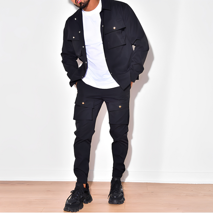 Outfit masculino de verão com conjunto cargo duas peças, para um visual streetwear confortável.