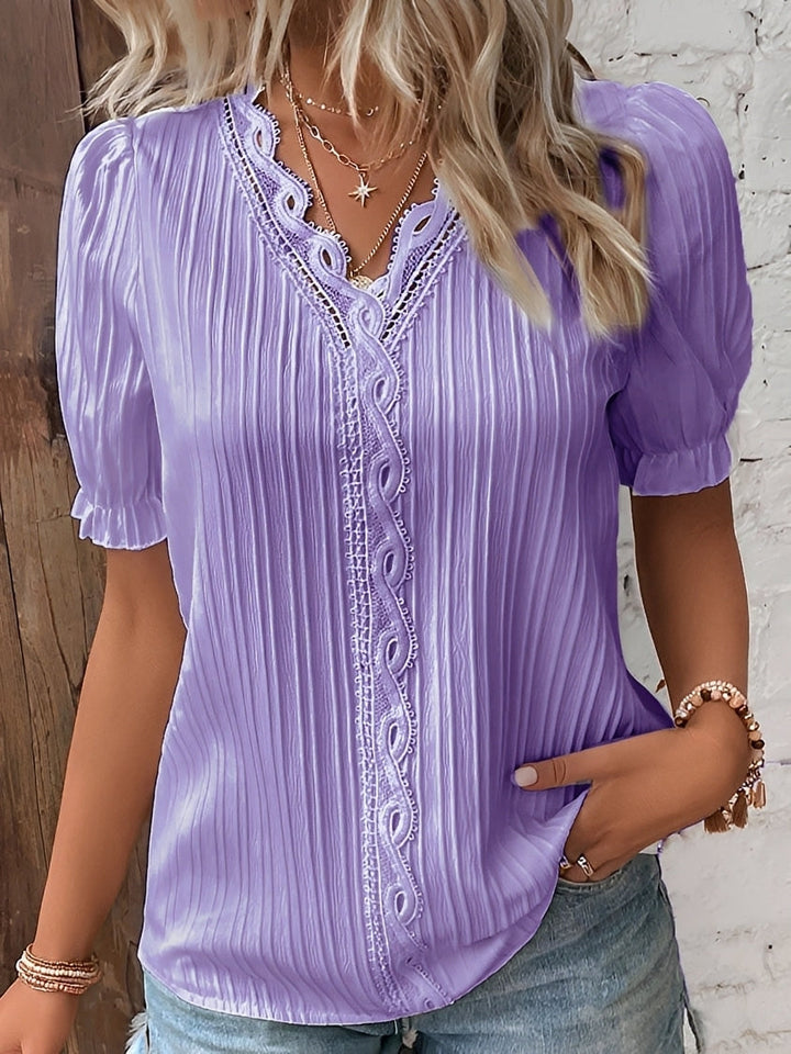 Blusa casual feminina decote V, peça essencial para o conforto e estilo do dia a dia.