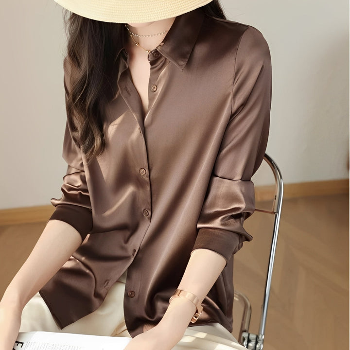 Blusa feminina Annalise versátil com botões. Blusa elegante de manga longa, ideal para moda casual e formal no dia a dia.