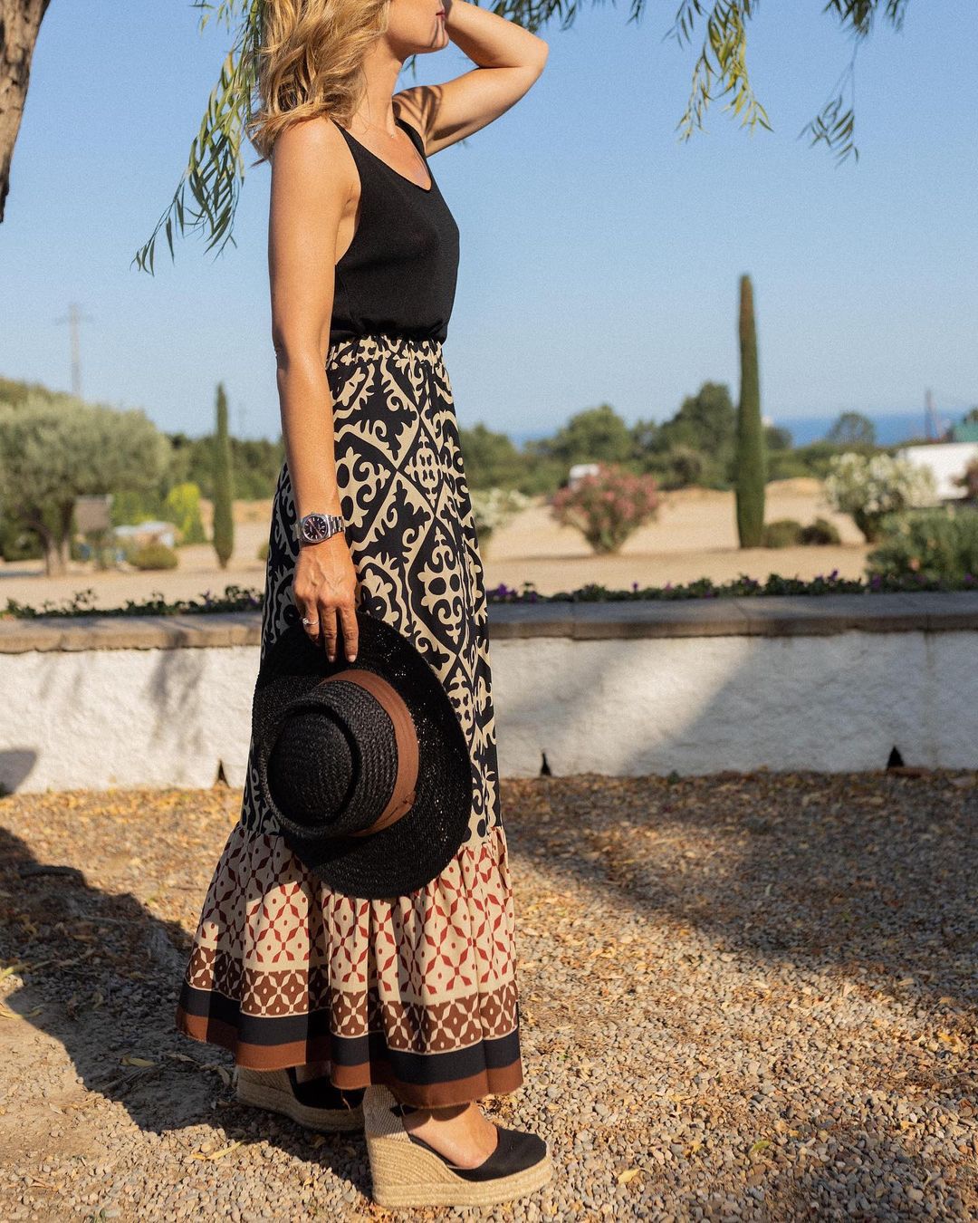 Saia de verão feminina maxi fluida, estilo boho com estampa vibrante. Peça casual e elegante para a estação.