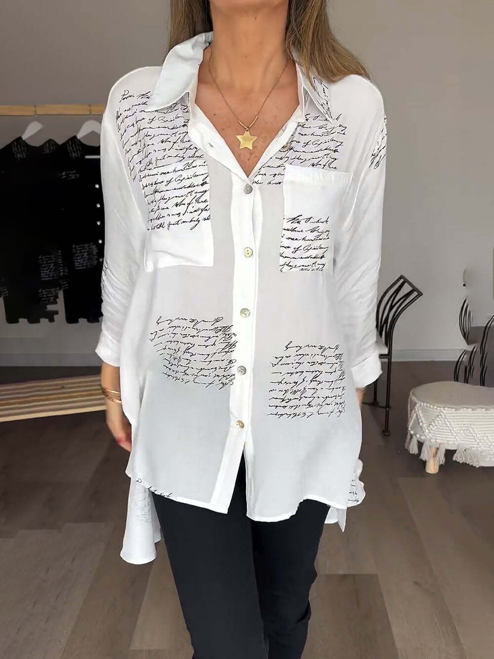 Mulher com camisa Lyana feminina preta, estilo elegante e versátil para moda casual.