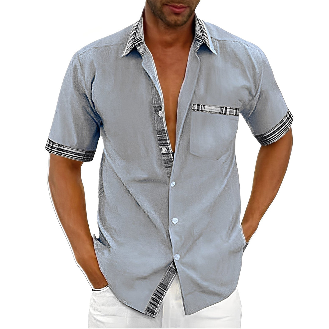 Modelo de camisa masculina de manga curta para o verão, estilo versátil para diversas ocasiões casuais.