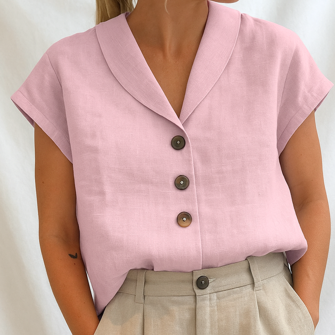 Blusa feminina lisa e sofisticada, manga curta. Ideal para looks casuais e profissionais.