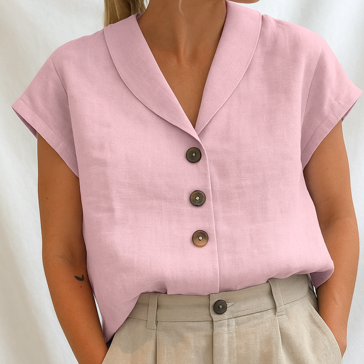Blusa feminina lisa e sofisticada, manga curta. Ideal para looks casuais e profissionais.