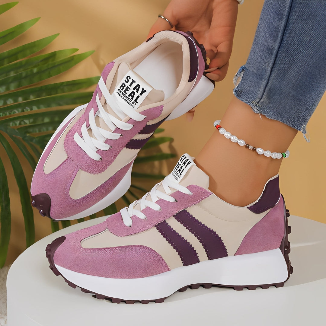 Calçado feminino da moda: sapatos casuais com sola grossa, combinando tendência e conforto para o estilo diário.