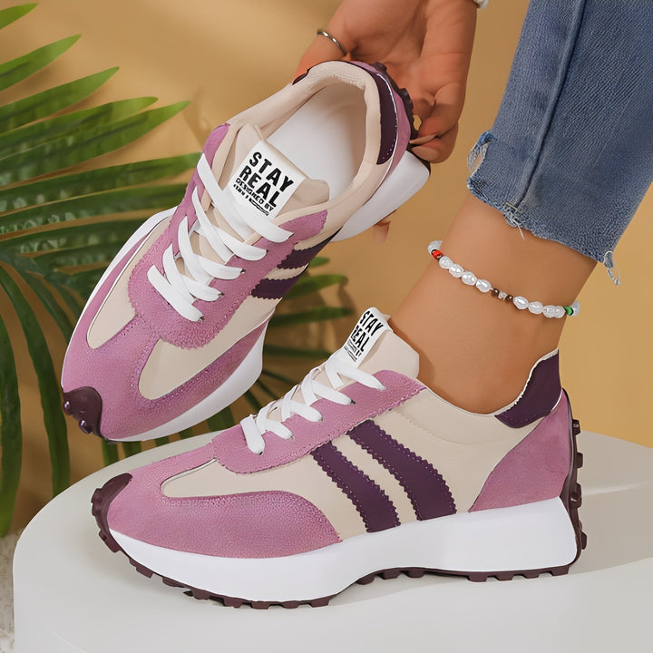 Calçado feminino da moda: sapatos casuais com sola grossa, combinando tendência e conforto para o estilo diário.