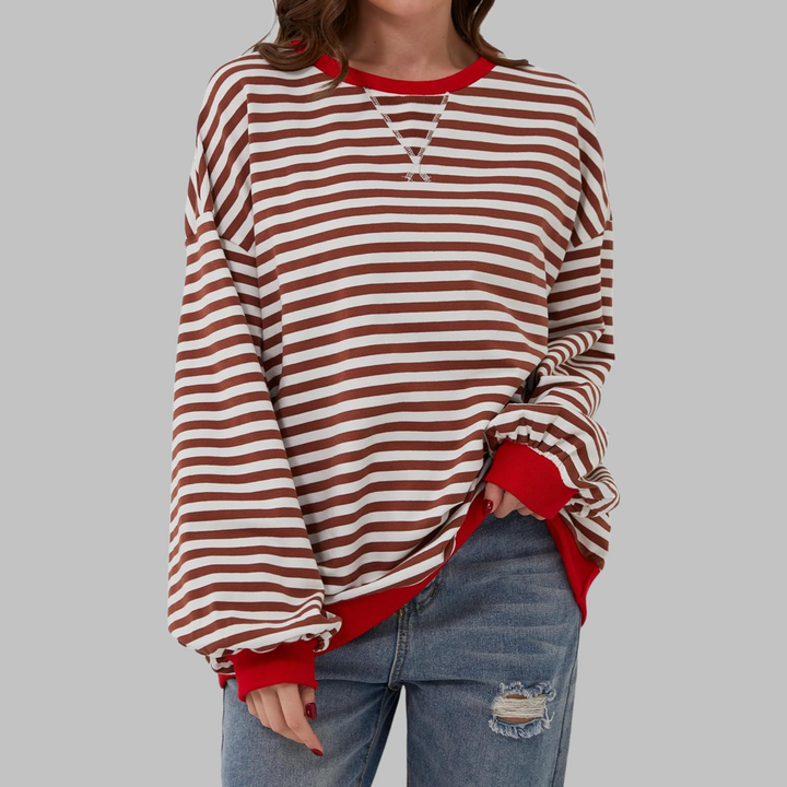 Modelo usando camisola listrada Malin, realçando o conforto e o estilo casual chic para mulheres.