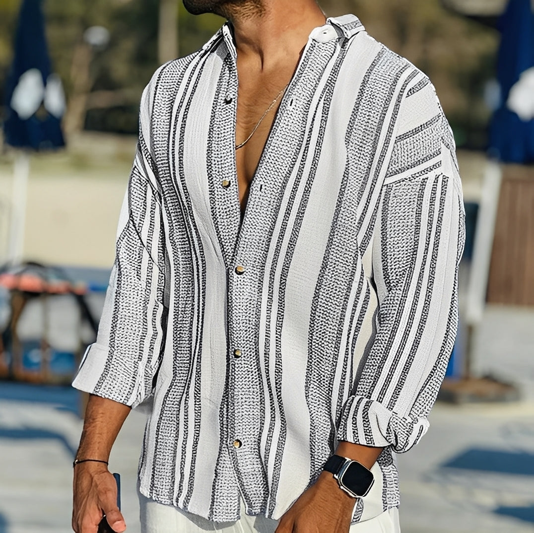 Homem veste camisa listrada Rocco, moda masculina versátil para um look moderno casual ou roupa de trabalho.